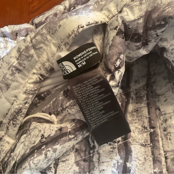 The NorthFace- Mossbud Reversible Jacket. Size M - Picture 9 of 9